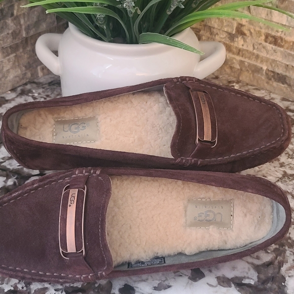 UGG BROWN SUEDE FLATS - Picture 2 of 5